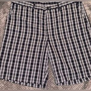 NWOT HAGGAR MENS SHORTS. 38